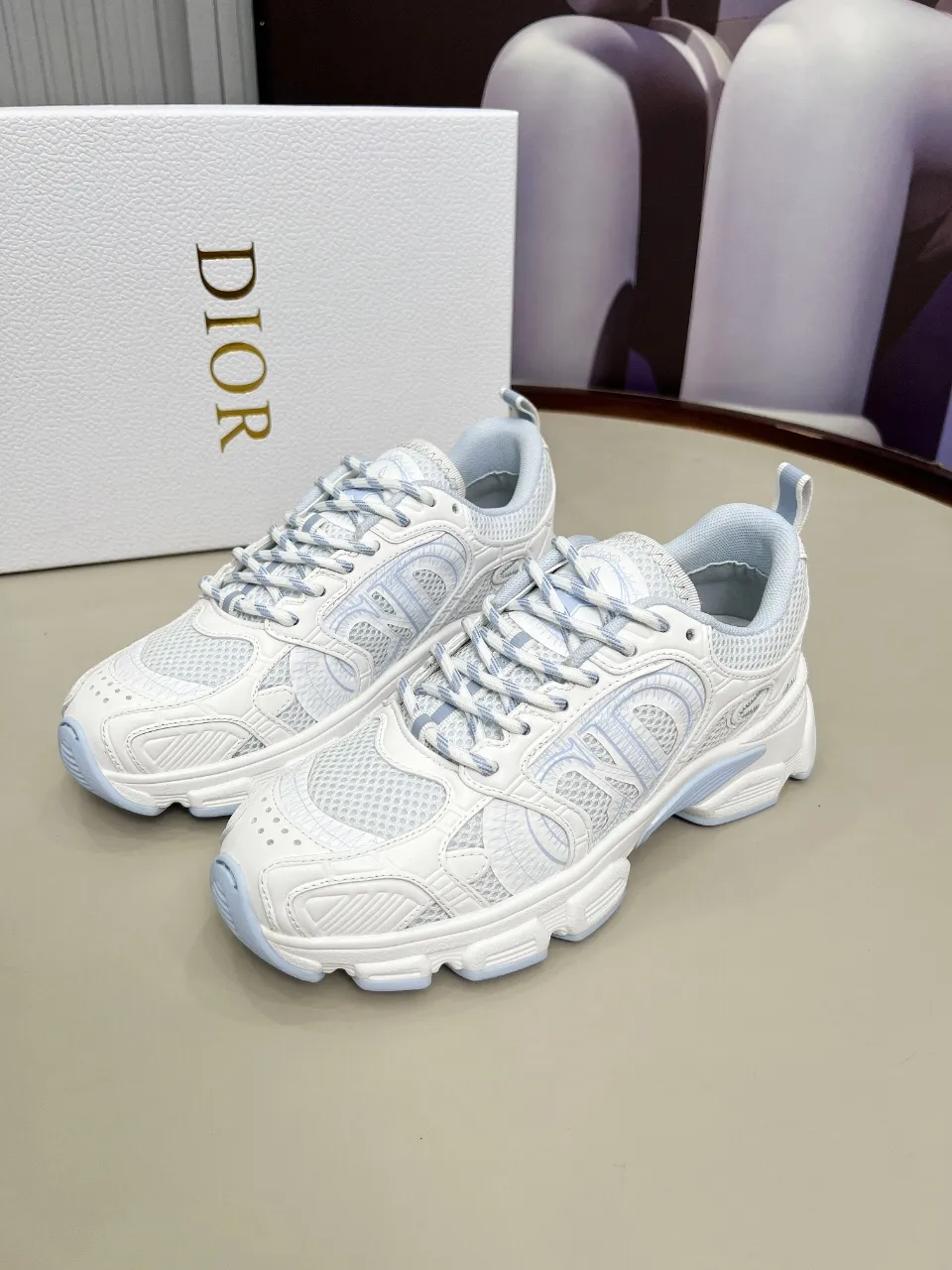 P560🐮🐮The official website of Dijia's new colors has been updated simultaneously [Celebration] This Dior Vibe sneaker incorporates Dior's high-end spirit and reinterprets classic running shoes. White mesh fabric features an Oblique print and is paired with laminated leather-effect panels in gold and silver tones for a contrasting look. It is further embellished with classic details such as 3D effect details, the lucky star symbol on the rear, and the logo on the tongue and rear pull tab. The lightweight sole is embellished with gray stars, complementing a variety of casual or elegant pieces for a modern look. Size: Women’s size 35-41 (35/42 can be customized) Men’s size 40-46 (39/46 can be customized)